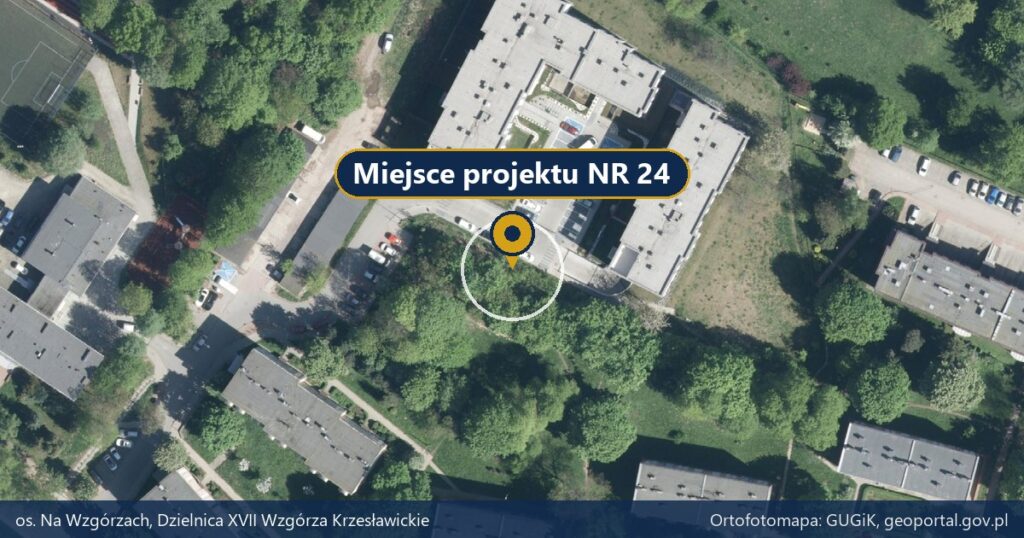 Zdjęcie lotnicze os. Na Wzgórzach z pinezką „Miejsce projektu NR 24” na terenie zielonym między blokami